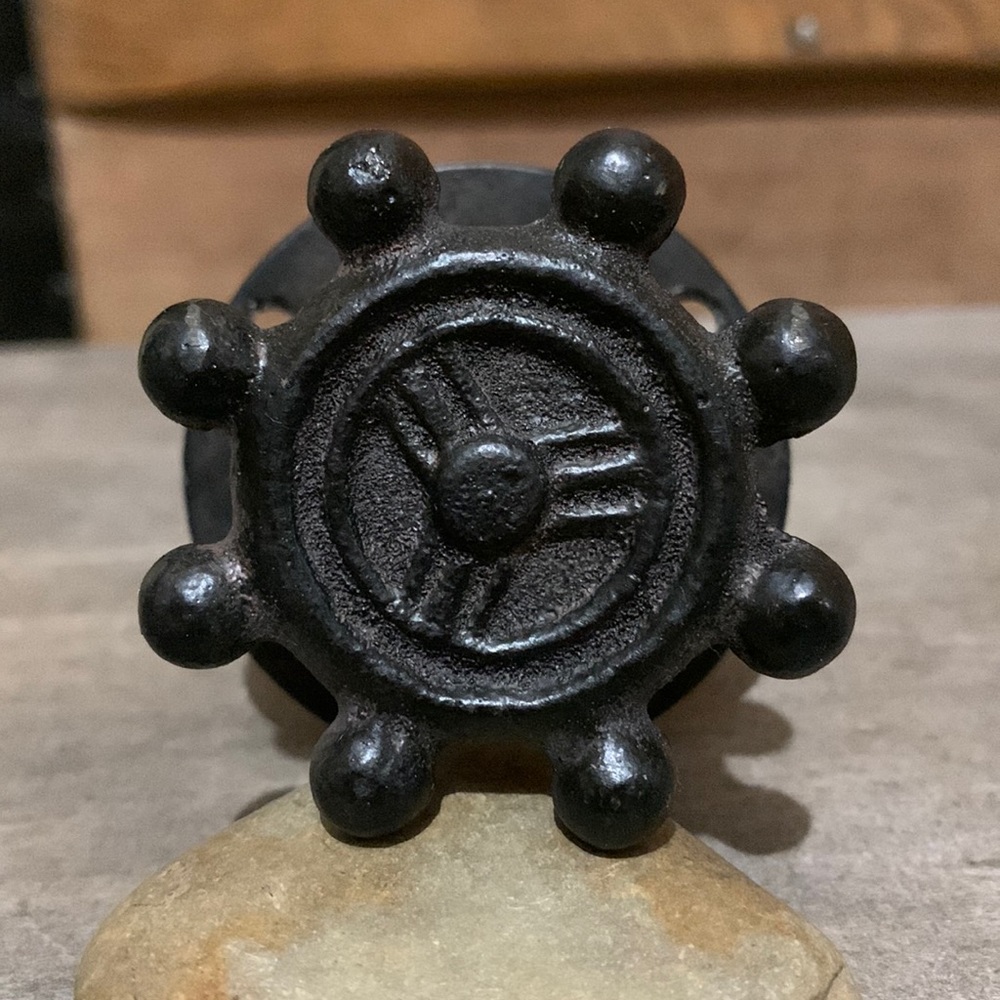 Little cast iron steering wheel hook or handle   Steering wheel for a ship